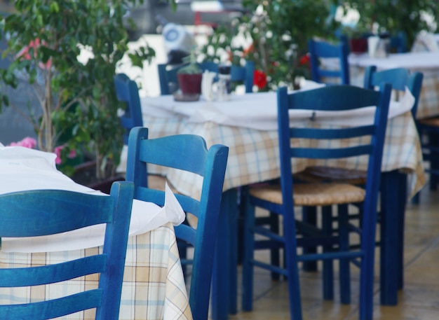 Sillas azules en un café griego en Zakinthos