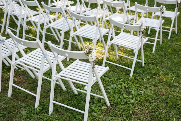 Sillas blancas para ceremonia de boda