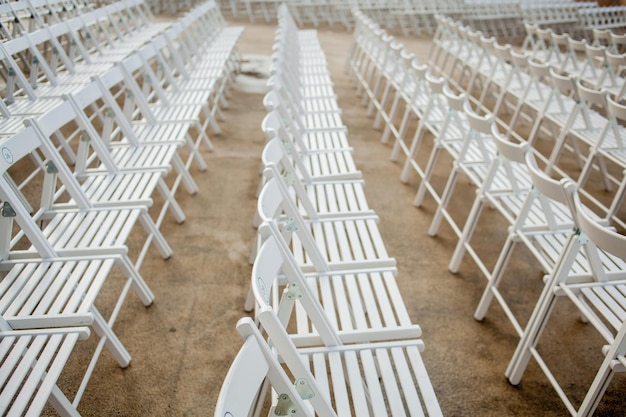 Sillas blancas en el techo. Sala de conciertos. Muchas sillas de madera blancas. Fondo de sillas de madera blancas