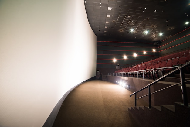 Foto sillas en blanco en una sala de cine con una pantalla en blanco