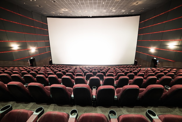 Sillas en blanco en una sala de cine con una pantalla en blanco