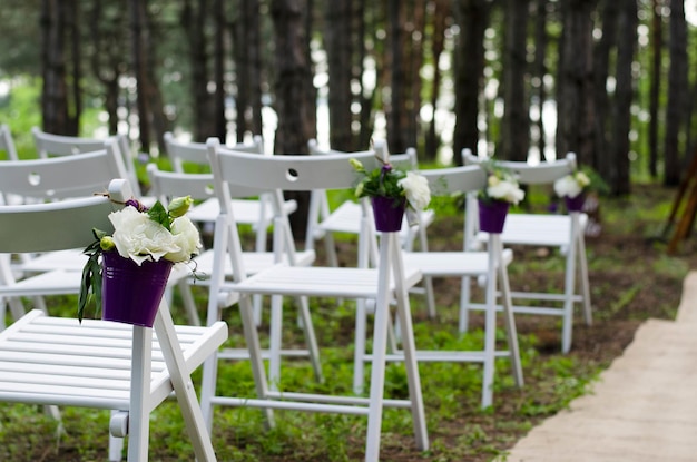 sillas de boda al aire libre con decoración