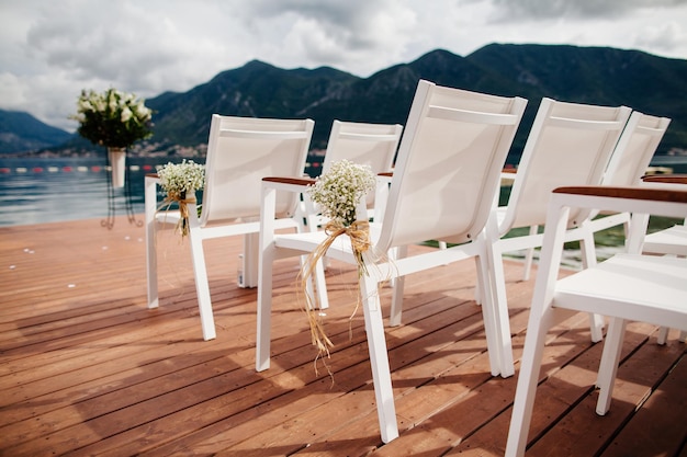 Sillas de boda con decoración de flores. Ceremonia del lugar de la boda.