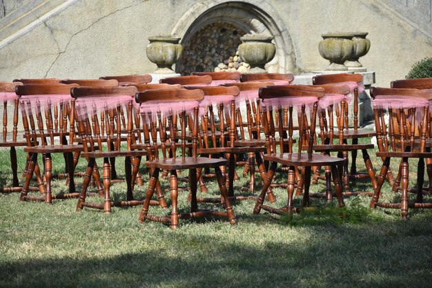 Sillas de boda y detalles de flores.