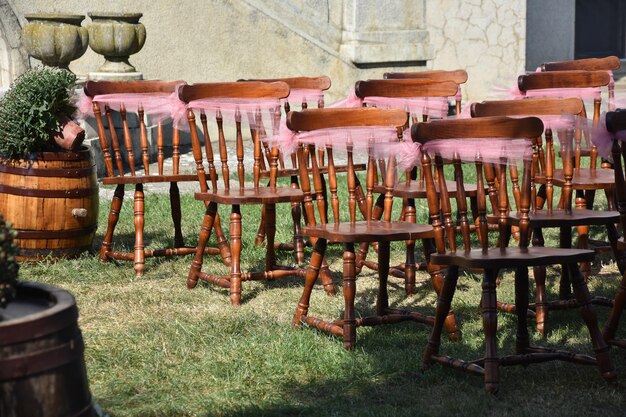 Sillas de boda y detalles de flores.