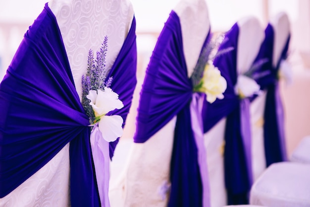 Sillas de boda para invitados decoradas con cintas