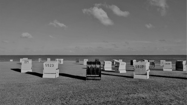 Foto sillas con capucha en la playa contra el cielo