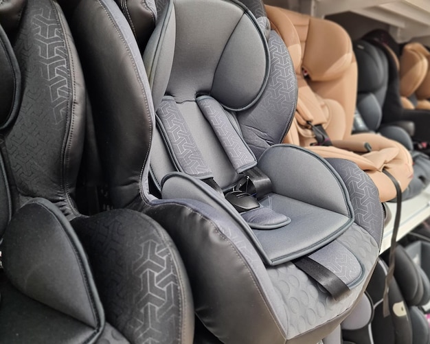 Sillas de coche para bebés en la tienda seguridad infantil en el coche