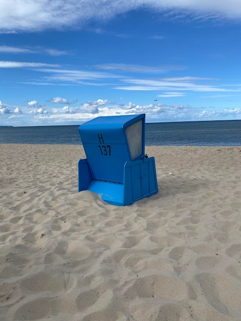 Sillas de cubierta en la playa contra el cielo