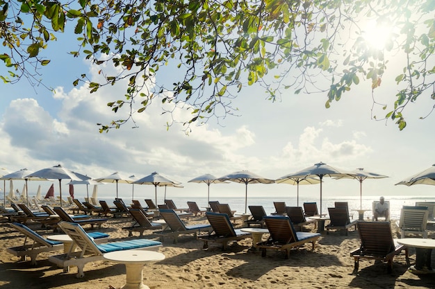 Sillas de cubierta vacías en la playa de Sanur