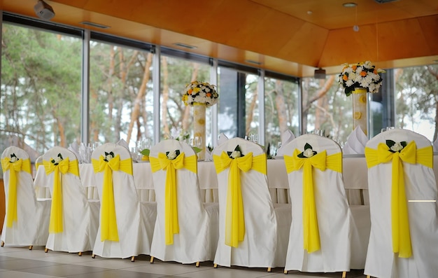 Sillas decoradas en un banquete de celebración en amarillo