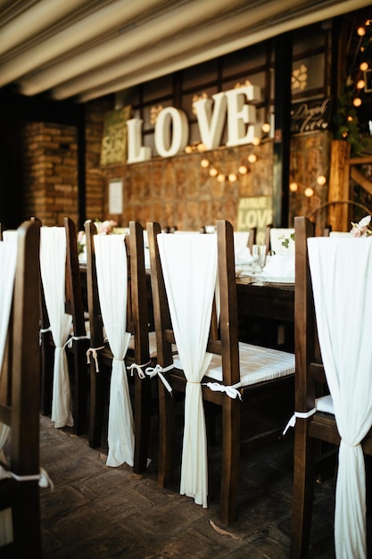 Sillas decoradas en la recepción de bodas en el interior.