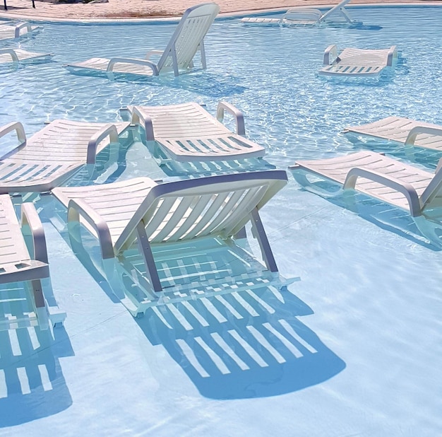Sillas de descanso vacías en la piscina