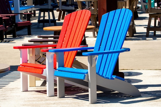 Sillas de madera de colores