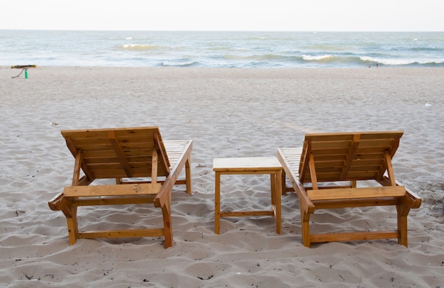 Sillas de madera en la playa.