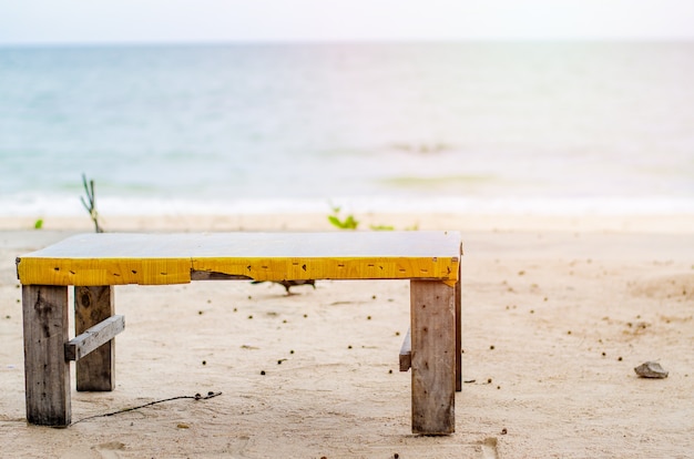 Foto sillas de madera viejas en la playa.