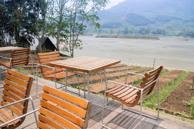 Sillas y mesa al aire libre en verano