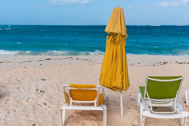 Foto sillas y mesa en la playa junto al mar contra el cielo