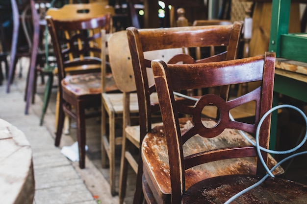 Foto sillas y mesa vacías en el café