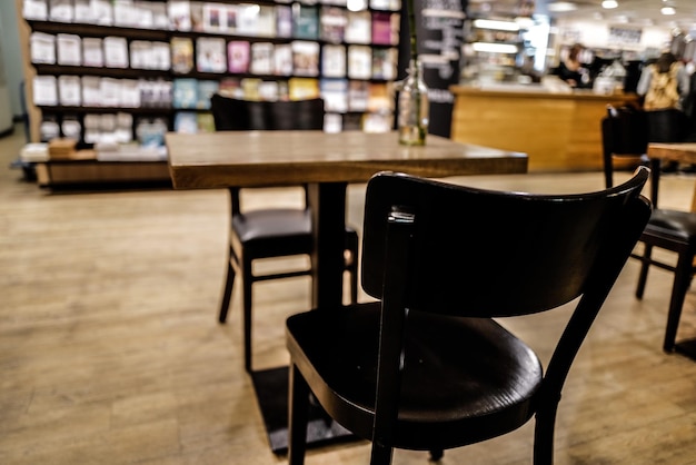 Foto sillas y mesa vacías en la cafetería