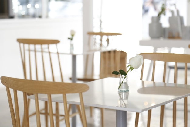 Foto sillas y mesa vacías en casa