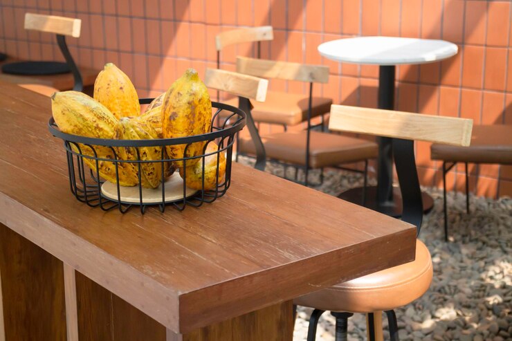 Foto sillas y mesa vacías en el restaurante