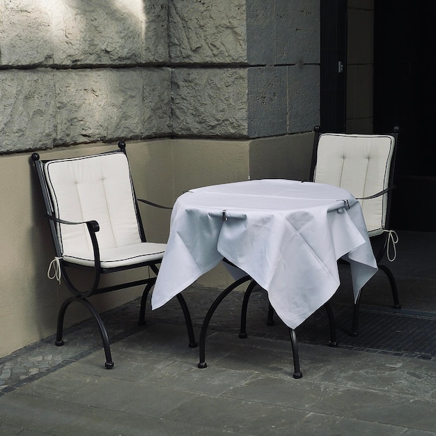 Sillas y mesa vacías.