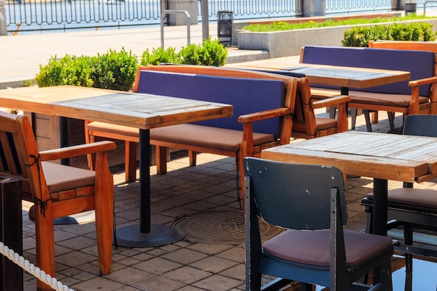Sillas y mesas en un acogedor café al aire libre en verano