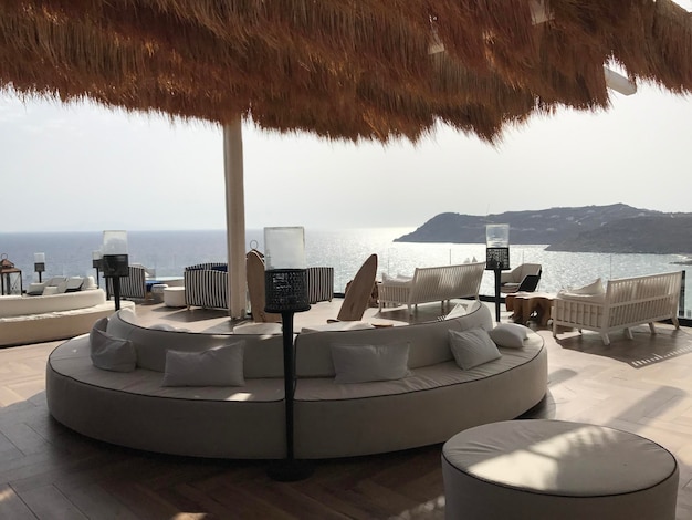 Sillas y mesas en la piscina de la isla de Mykonos