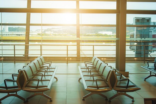 Sillas y mesas vacías en el aeropuerto