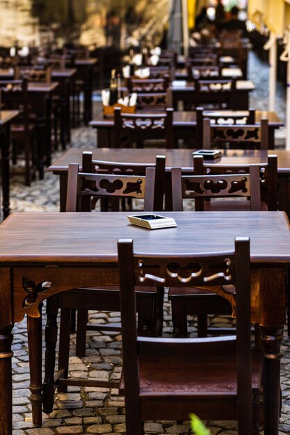 Foto sillas y mesas vacías en el café de la acera del edificio