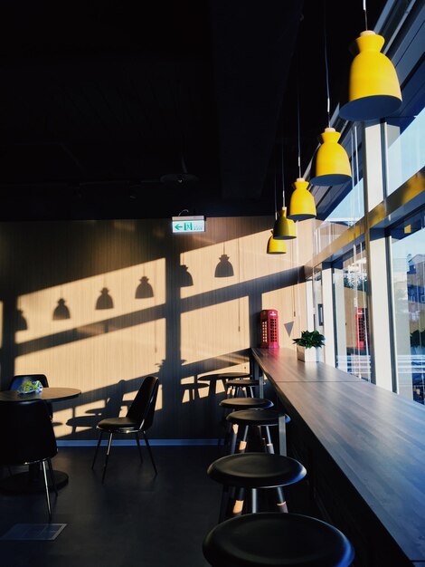 Foto sillas y mesas vacías en el café contra el edificio