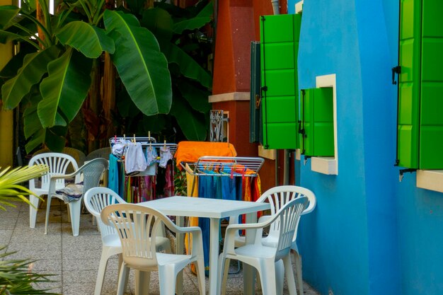 Foto sillas y mesas vacías en el café