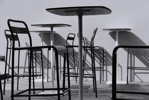 Sillas y mesas vacías dispuestas en el café