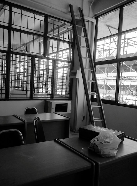 Foto sillas y mesas vacías en el edificio