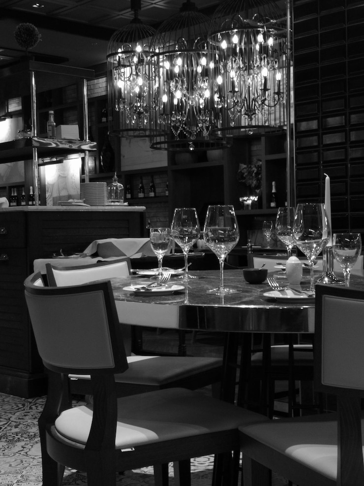 Foto sillas y mesas vacías en el restaurante