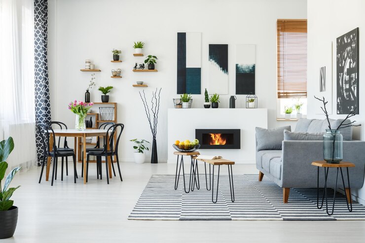 Foto sillas negras en la mesa de comedor en el luminoso salón interior con
