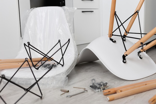 Foto sillas y piezas de repuesto en la nueva cocina montación de muebles de cocina