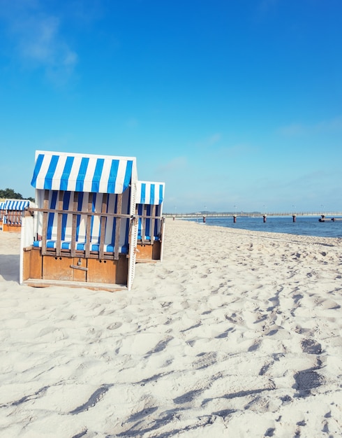 sillas de playa de madera en la costa del mar Báltico