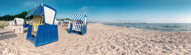 sillas de playa de madera en la costa del mar Báltico