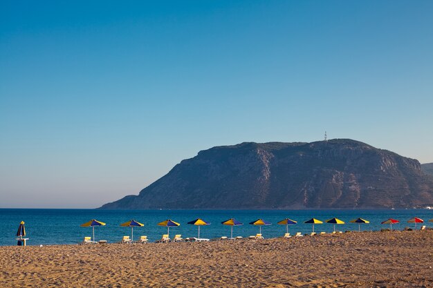 Foto sillas de playa y sombrillas en la playa de la isla de kos