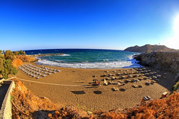 Sillas de playa vacías en el resort de verano en Panormos en la isla de Creta Grecia