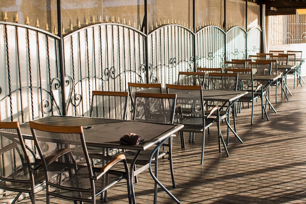 Sillas en un restaurante junto al mar