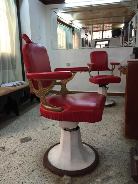 Foto sillas rojas vacías en la barbería