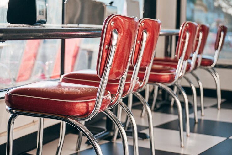 Foto sillas rojas vibrantes en un restaurante