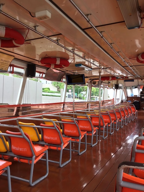 Foto sillas vacías en el barco