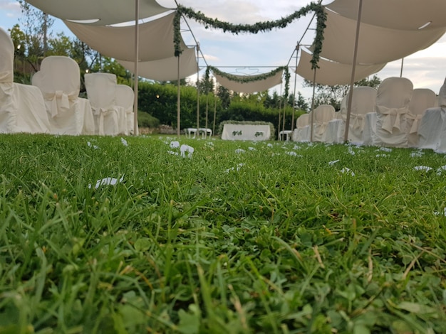 Foto sillas vacías en el campo durante el evento