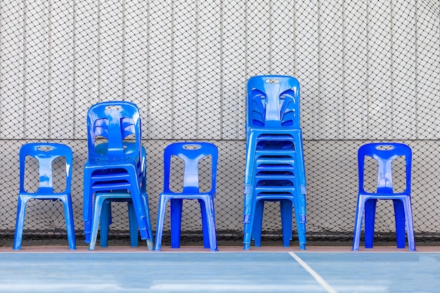 Foto sillas vacías contra la pared azul