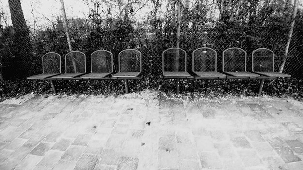 Foto sillas vacías junto a la piscina en el parque durante el invierno