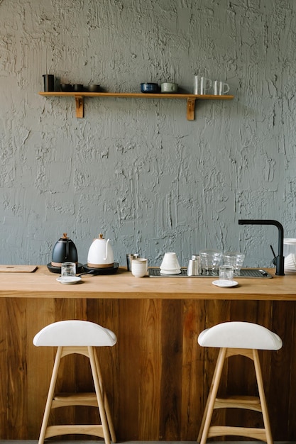 Sillas vacías y mesa contra la pared en casa